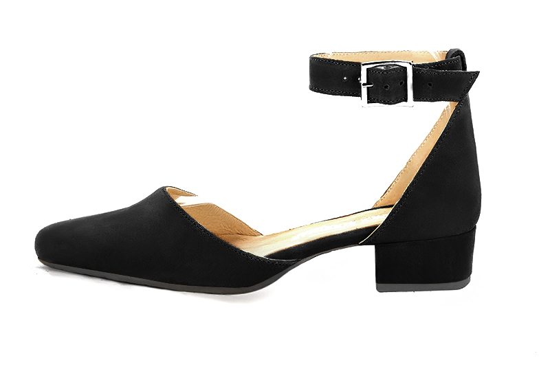 Matt black women's open side shoes, with a strap around the ankle. Round toe. Low block heels. Profile view - Florence KOOIJMAN